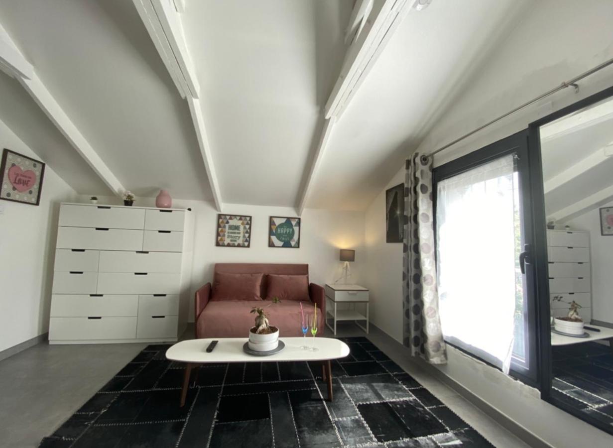 Trendy Studios Tassin Ngoại thất bức ảnh